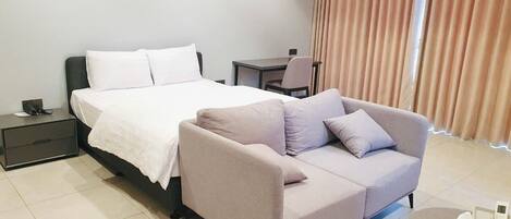 高级套房, 阳台, 庭院景观 | 1 多间卧室、客房内保险箱、隔音、熨斗/熨衣板