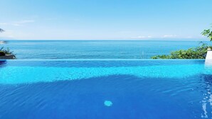 Una piscina infinita azul cristalina con vista al océano.