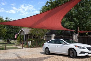 Property grounds - A Peaceful Work-Study Downtown (San Antonio)