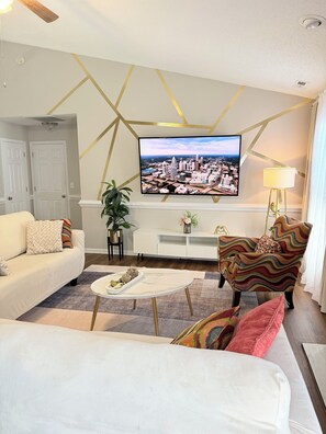 Smart TV, caminetto, tavolo da ping pong