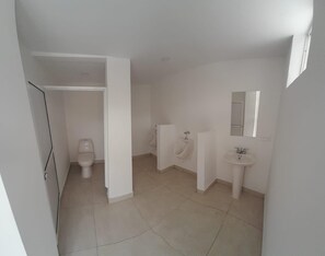 Serviettes fournies, savon, papier toilette