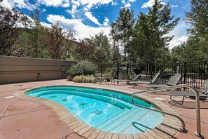 Una piscina cubierta, una piscina climatizada