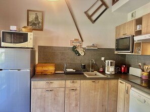 Fridge, dishwasher, cookware/dishes/utensils