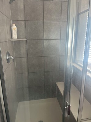 Secadora de cabello, toallas, jabón, papel de baño 