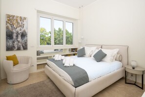3 bedrooms, iron/ironing board, internet, bed sheets