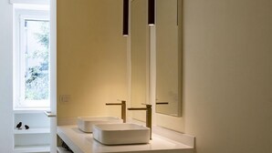 A modern bathroom with a large bathtub, two sinks, and a large mirror. - Domus Consalvi (Ponte Milvio): large design apartment - 3 bedrooms (Roma)