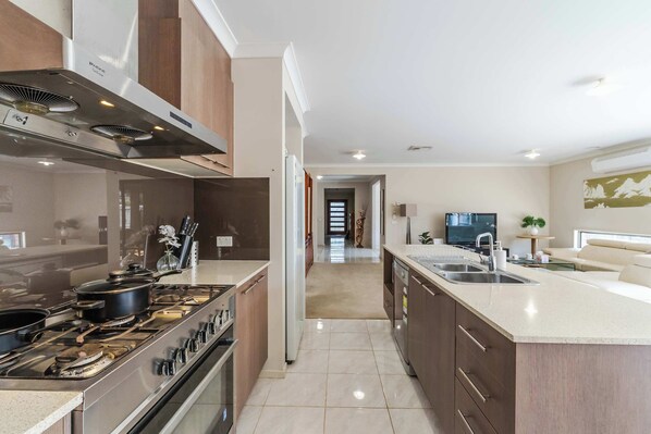 Fridge, microwave, oven, stovetop - Elegant 4BR Villa with 3 Living Rooms in PointCook (Point Cook)
