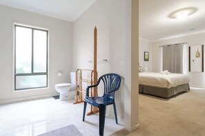 4 habitaciones, tabla de planchar con plancha, wifi y ropa de cama