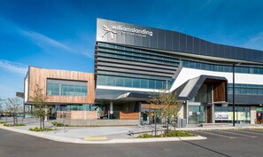 Exterior - Elegant 4BR Villa with 3 Living Rooms in PointCook (Point Cook)