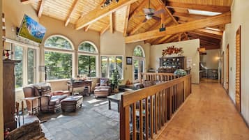 Älytelevisio, pöytäjalkapallopöytä, kirjoja, tietokoneen näyttö