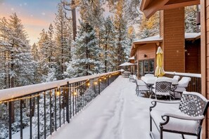 Outdoor dining - Dardanelle Retreat - 4,200 sqft, Pets okay, Pool Table, Games - Swim, Hike, Ski (Arnold)