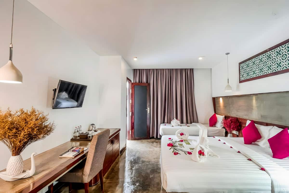 Family Suite Balcony Pool View - Free Bus Station Pickup | Living area