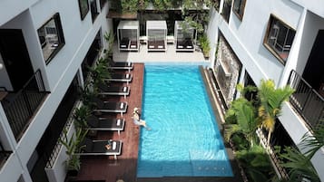 Kolam renang outdoor, dengan cabana gratis dan payung kolam renang