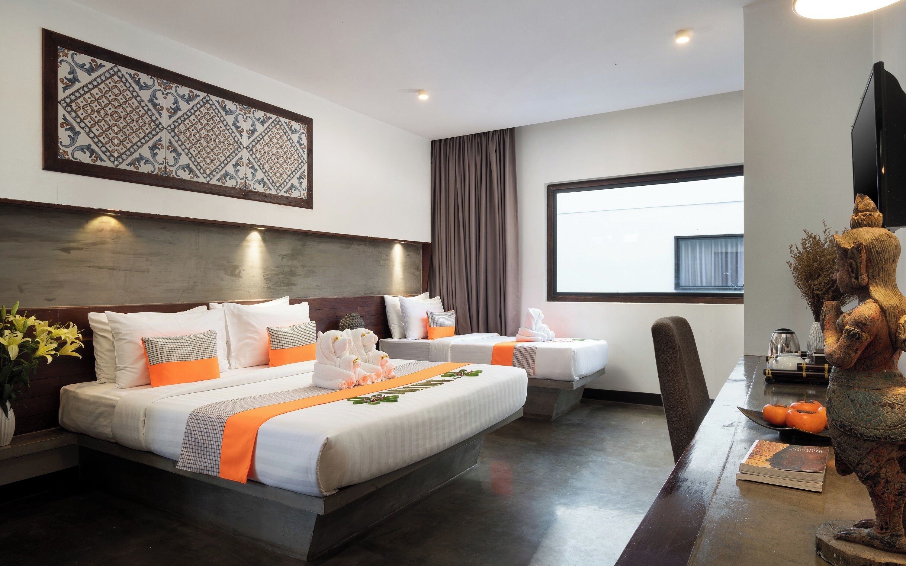 Phòng dành cho gia đình, ban công, quang cảnh hồ bơi | Minibar, két bảo mật tại phòng, bàn 