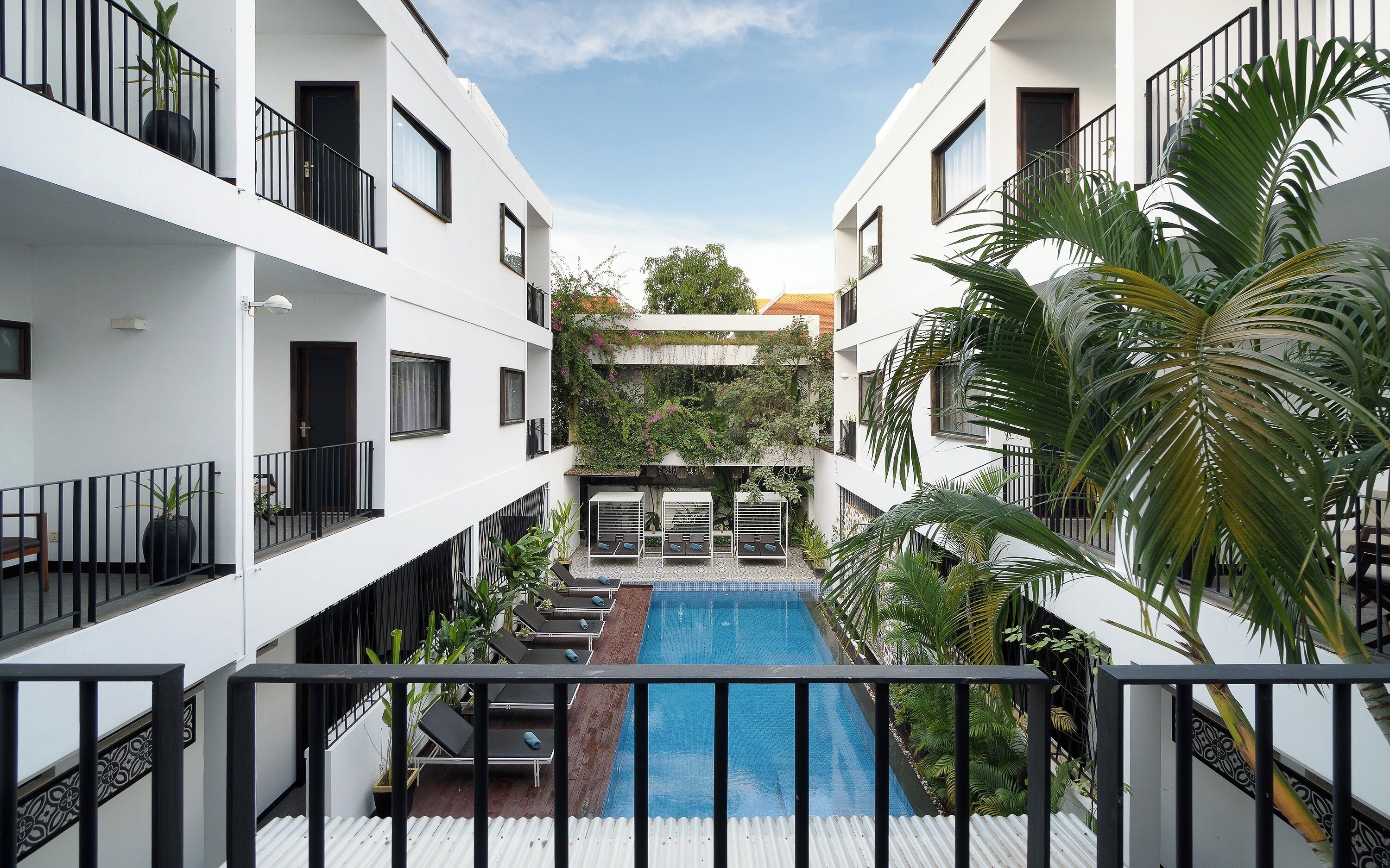 Junior King Suite Pool View with Balcony, Sofa, and Bathtub | 발코니 전망