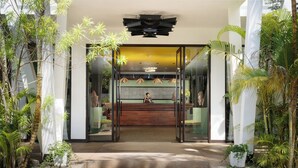 Pintu masuk interior