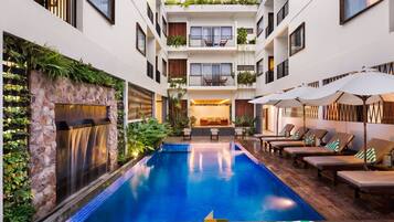 Een buitenzwembad, gratis zwembadcabana's en parasols bij het zwembad