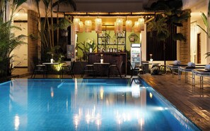 Bar en bord de piscine