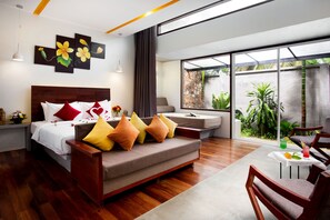 Presidential Suite | Minibar, in-room safe, desk, laptop workspace