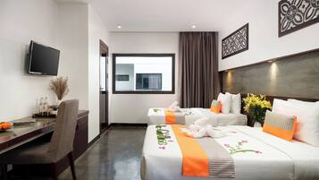 Superior-Zweibettzimmer, Balkon, Poolblick | Minibar, Zimmersafe, Schreibtisch, laptopgeeigneter Arbeitsplatz