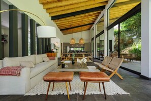 Televisión, chimenea, estéreo