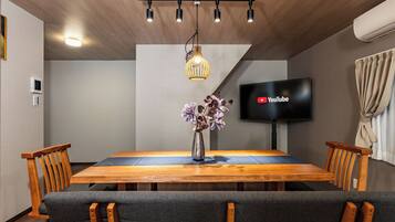 Luxury House, Balcony | In-room dining