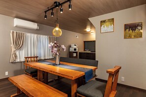 Luxury House, Balcony | In-room dining