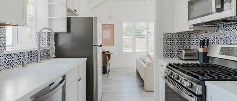 Refrigerador, microondas, horno y parrilla de estufa