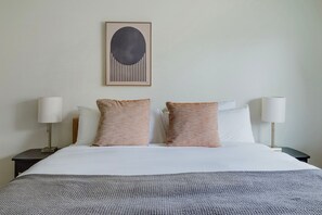 2 habitaciones, tabla de planchar con plancha, wifi y ropa de cama