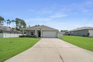 Property grounds - Private Salt Water Pool Home in North Port - La Vida Loca (North Port)
