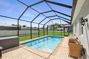 A heated pool - Private Salt Water Pool Home in North Port - La Vida Loca (North Port)