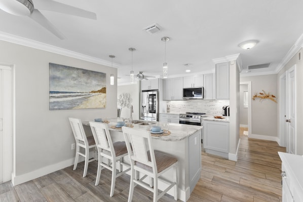 Fridge, microwave, oven, stovetop - Seaside Villa Waterview south-facing, perf. location SW Cape, heated pool, kayak (Cape Coral)