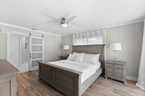 3 bedrooms, iron/ironing board, travel crib, free WiFi - Seaside Villa Waterview south-facing, perf. location SW Cape, heated pool, kayak (Cape Coral)