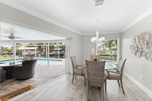 Dining - Seaside Villa Waterview south-facing, perf. location SW Cape, heated pool, kayak (Cape Coral)