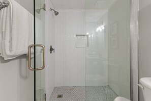 Dusche, Haartrockner, Handtücher, Shampoo