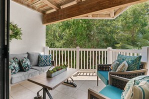 Property grounds - Beachfront Condo | Pet Friendly | Pool | Kids Bikes | Beach Gear | Elevator | Covered Parking (St. Simons Island)