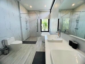Hair dryer, towels, soap, shampoo - Joy Villa - Villa Neuve de 4 Chambres Avec Piscine (Mueang Phuket)