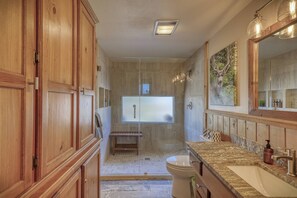 Regadera, secadora de cabello, toallas, shampoo 