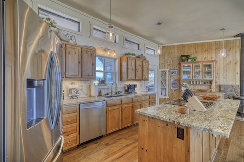 New! 19th Hole Ski Chalet:  Hot Tub, Mountain & Lake Views, on Golf Course