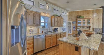 New! 19th Hole Ski Chalet: Hot Tub, Mountain & Lake Views, on Golf Course