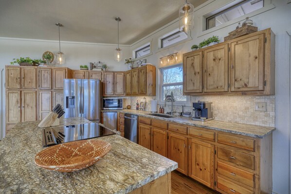 Refrigerador, microondas, lavavajillas y cafetera y tetera 