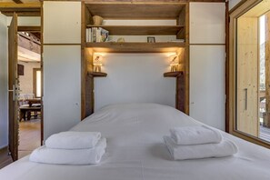 4 chambres, bureau, fer et planche à repasser, lit parapluie