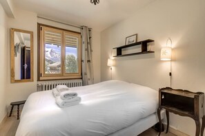 4 habitaciones, escritorio y tabla de planchar con plancha 