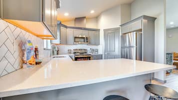 Fridge, microwave, stovetop, dishwasher