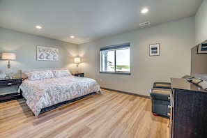 3 bedrooms, iron/ironing board, travel cot, Internet