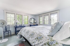 4 bedrooms, iron/ironing board, WiFi, bed sheets