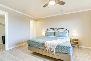 2 bedrooms, desk, iron/ironing board, travel crib - Walkable Scottsdale Condo w/ Pool Access! (Scottsdale)