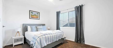 2 dormitorios, tabla de planchar con plancha, cuna de viaje y wifi