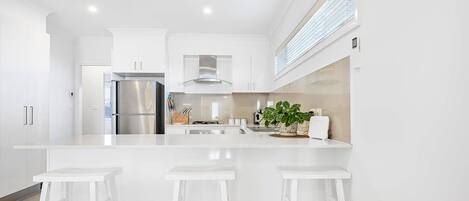 Kjøleskap, mikrobølgeovn, ovn og kokeplater