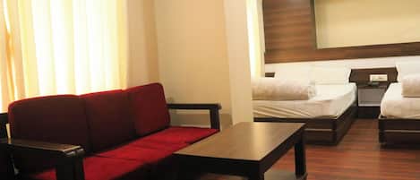 Deluxe vierpersoonskamer | Een bureau, gratis wifi